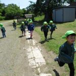 神社へお散歩♪・・広場で”よ～いどん‼”誰が一番かな？