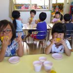 おやつに、みんなで食べたよ🌽自分たちでむいた、とうもろこしは特別甘かったね🎵