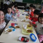 「かぼちゃとピーマンのチーズ焼き」とってもおいしいね～♪給食を喜んで食べていました😊